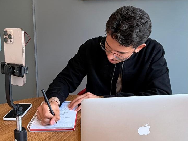 Gabriel Taurino escrevendo o plano de um cliente
