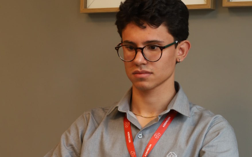 Gabriel Taurino trabalhando no plano de um cliente
